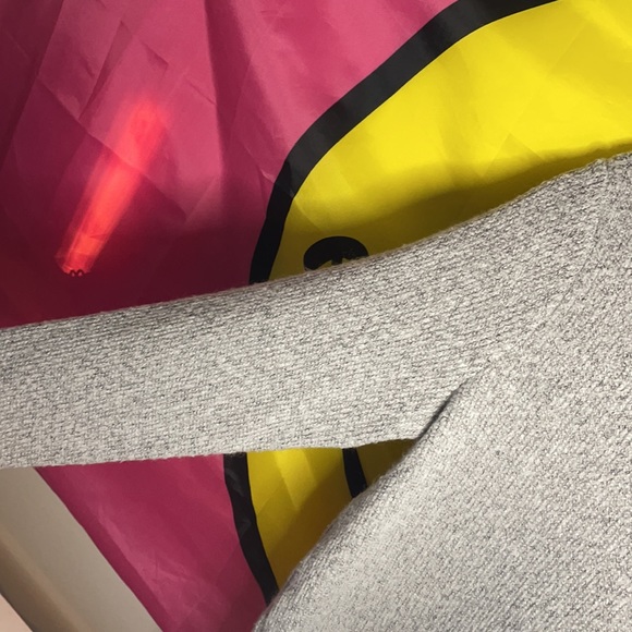 A girls grey loft sweater                      Size Xs - Picture 4 of 5